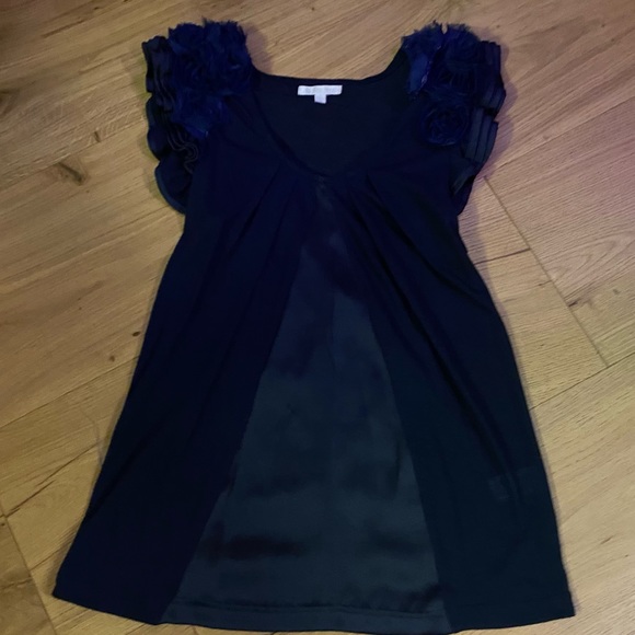 Laquette sleeveless blouse with flowers on the shoulder and silk panel on front - Picture 2 of 7